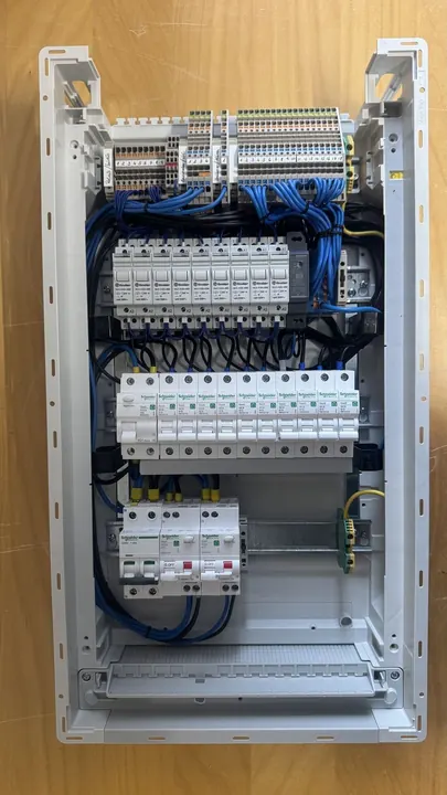 Montaż rozdzielnicy elektrycznej – realizacja BauVision